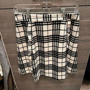 Loft factory white and black check skirt with ruffled pleats - size 4, like new
